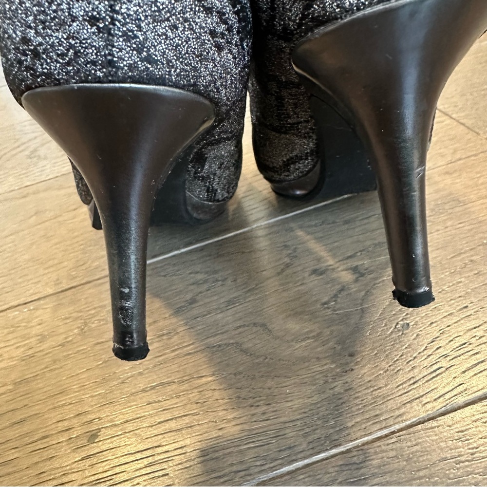 Bandolino Textured Gray Peep-Toe Heels - Picture 5 of 6